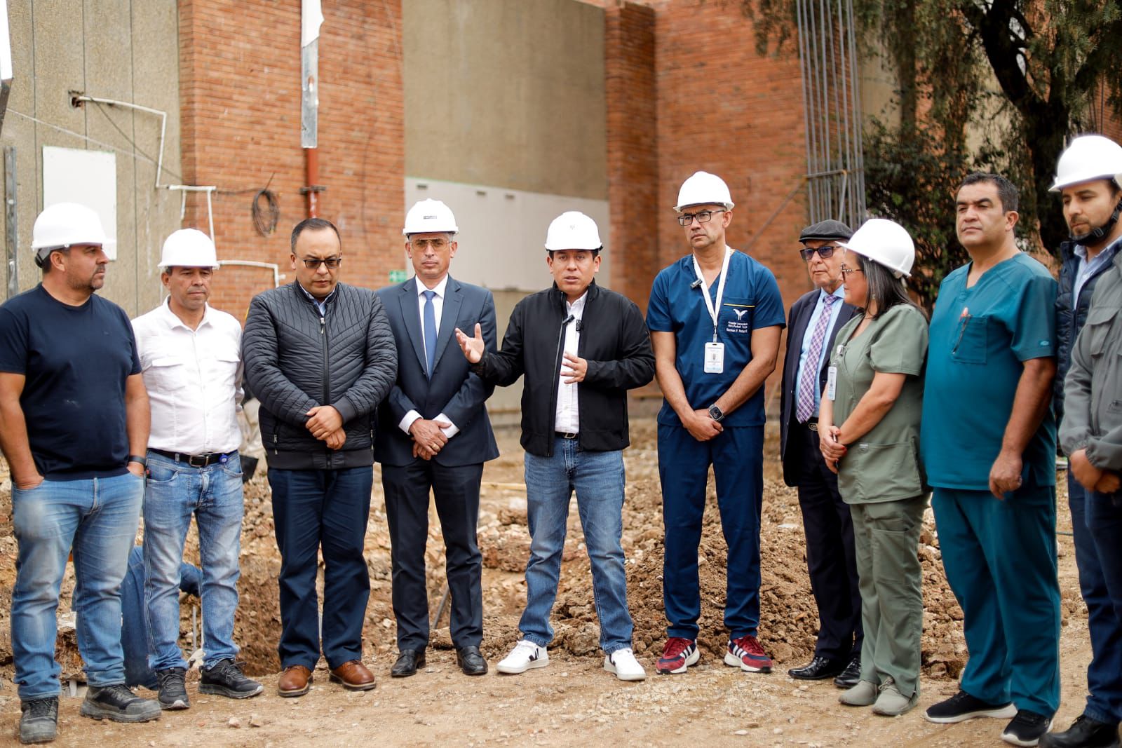 El gobernador Carlos Amaya, junto al secretario de Salud, Óscar Jiménez, y el gerente del Hospital Universitario San Rafael de Tunja, Germán Pertuz, recorrieron las obras que se ejecutan en este centro médico / Foto: Suministrada.