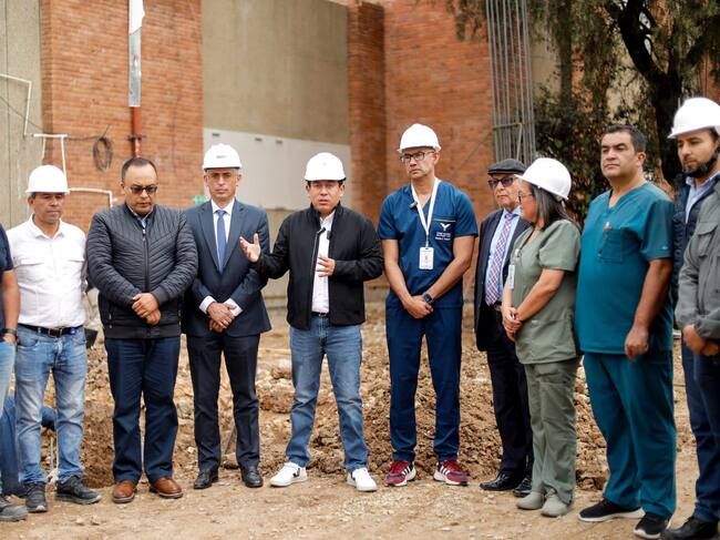 El gobernador Carlos Amaya, junto al secretario de Salud, Óscar Jiménez, y el gerente del Hospital Universitario San Rafael de Tunja, Germán Pertuz, recorrieron las obras que se ejecutan en este centro médico / Foto: Suministrada.