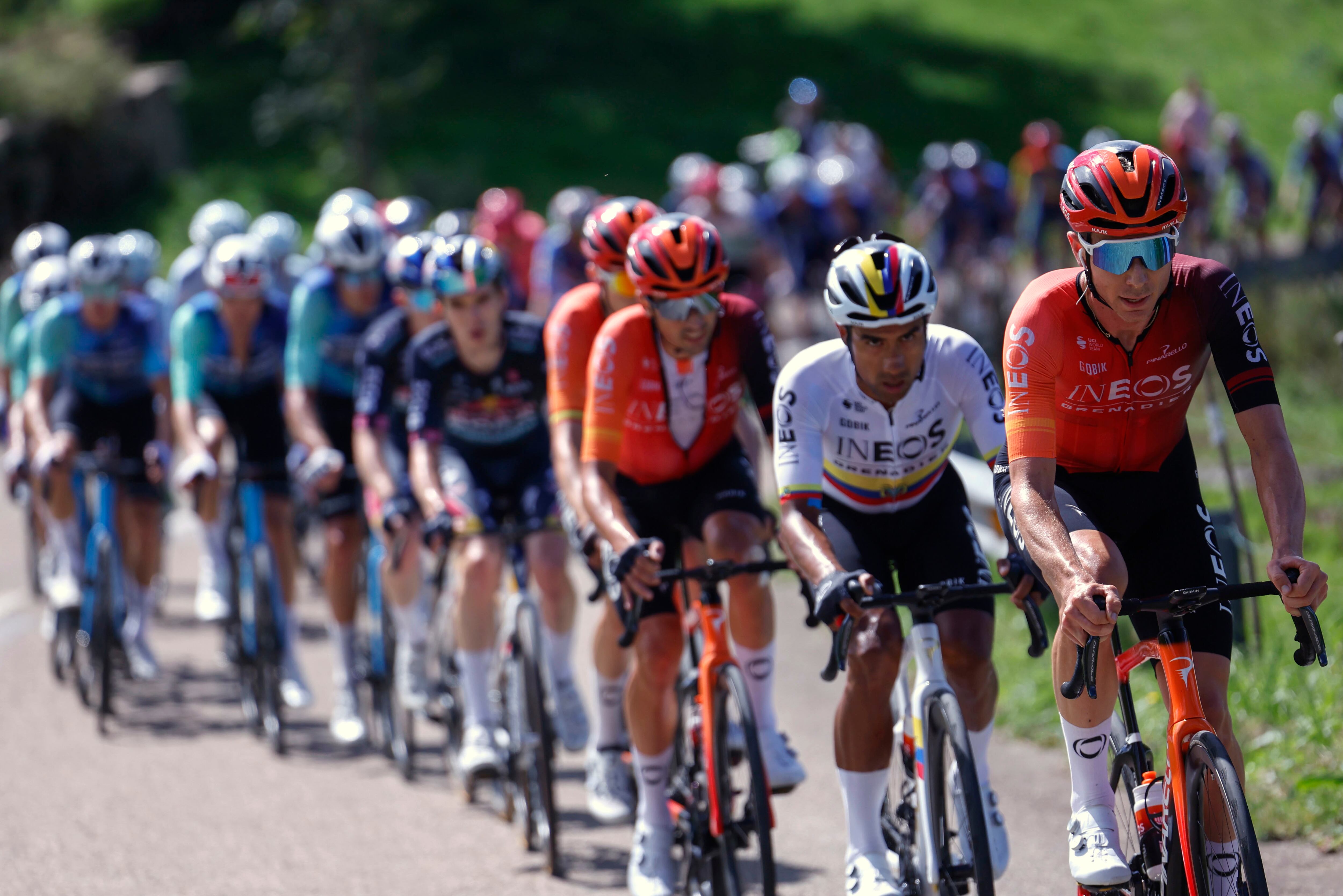 El pelotón de ciclistas durante la vigésima y penúltima etapa de la 79 Vuelta a España/  EFE/ Javier Lizón