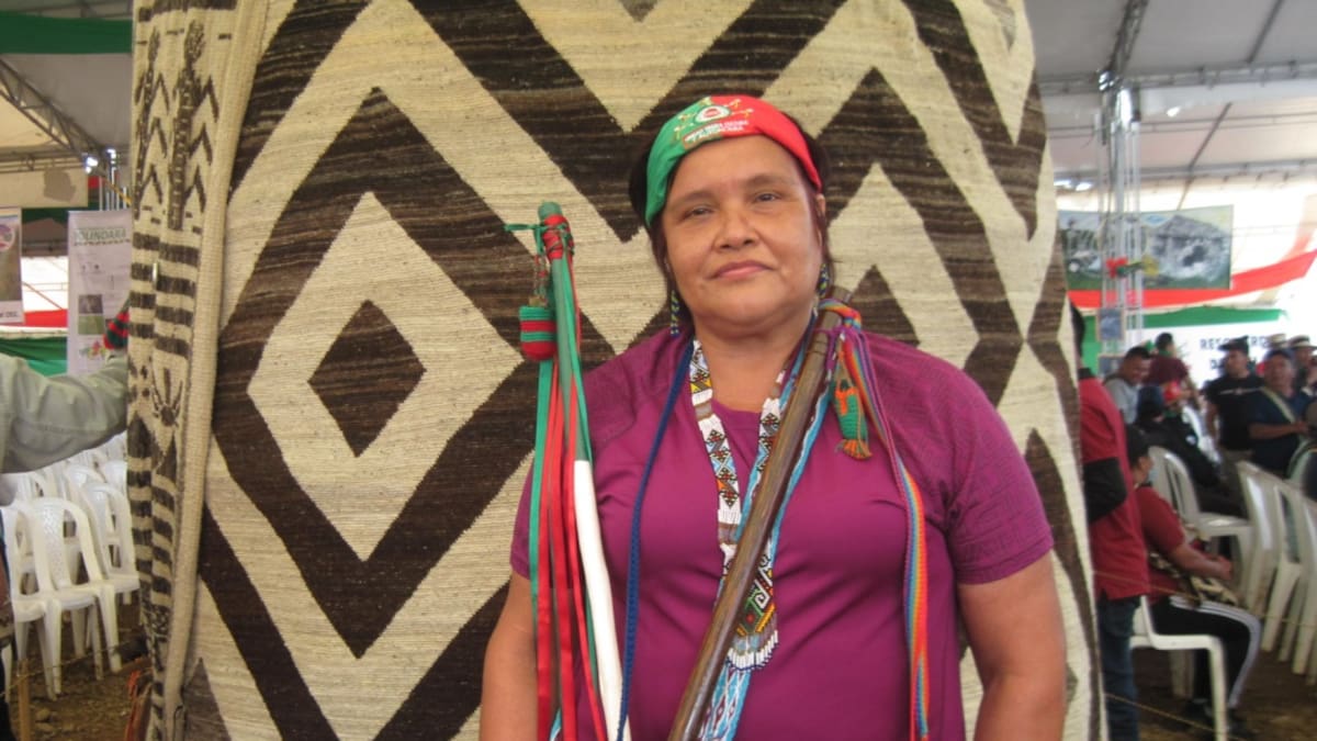 Mujeres indígenas del Cauca tejen la mochila más grande del mundo