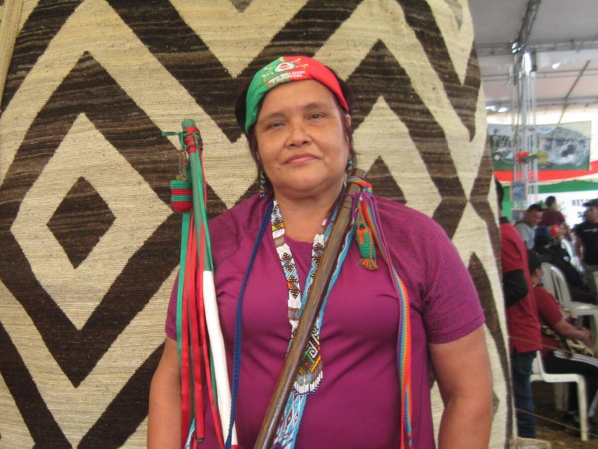 Mujeres indígenas del Cauca tejen la mochila más grande del mundo