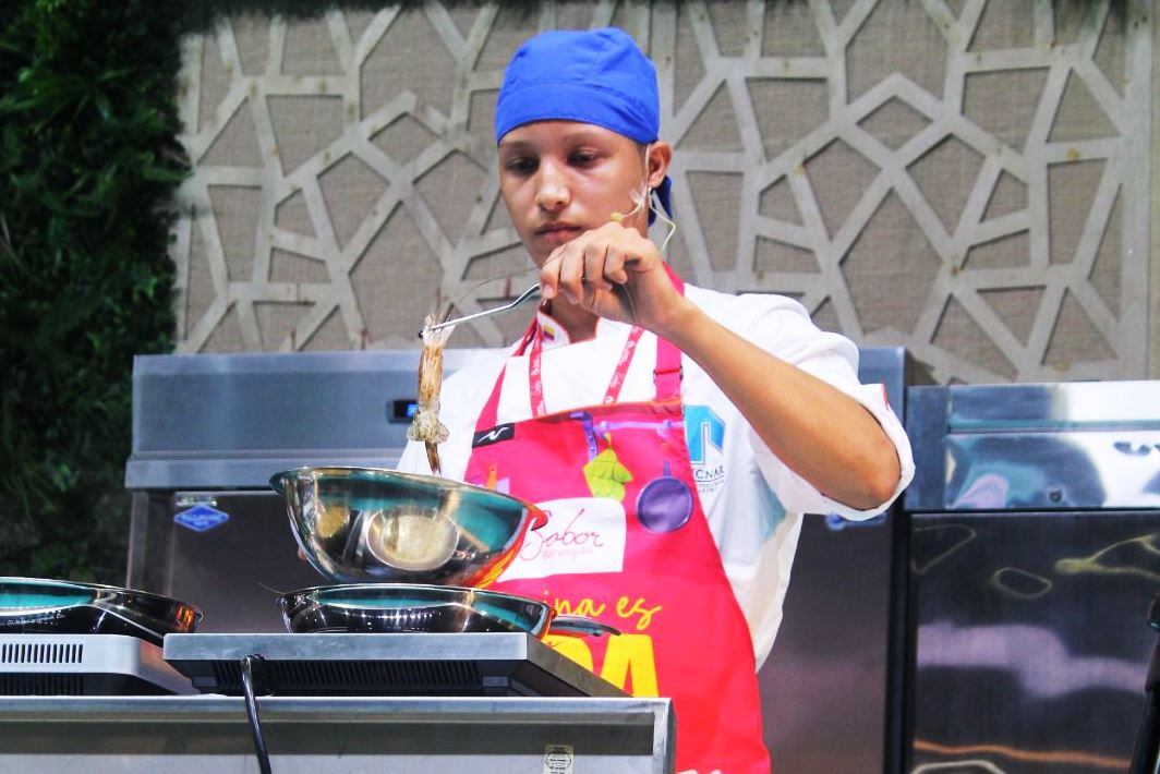 estudiante de UNITECNAR gana el Concurso Iris Gastronómico en Sabor Barranquilla 2025