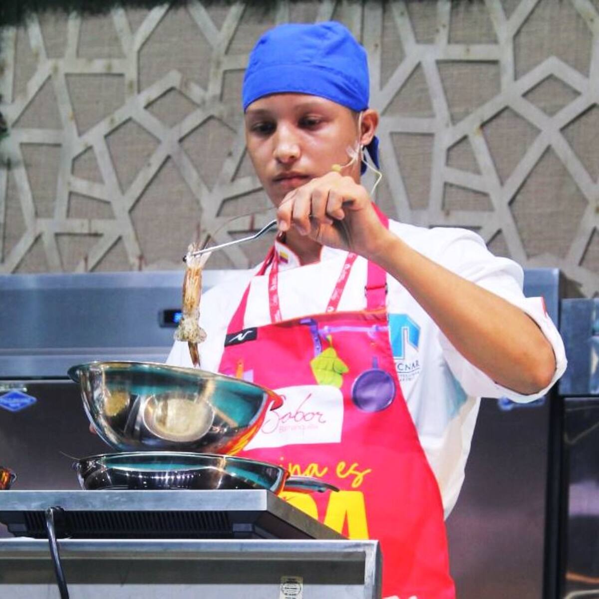 Estudiante de UNITECNAR gana el Concurso Iris Gastronómico en Sabor Barranquilla 2025