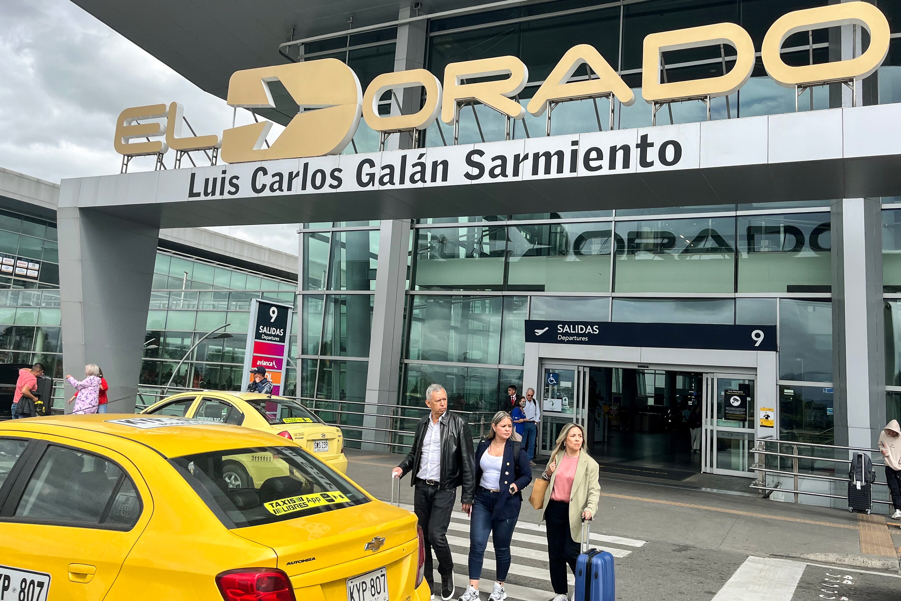 AME1219. BOGOTÁ (COLOMBIA), 11/07/2024.- Fotografía donde se observa una de las entradas del Aeropuerto Internacional El Dorado este jueves en Bogotá (Colombia).