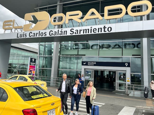 AME1219. BOGOTÁ (COLOMBIA), 11/07/2024.- Fotografía donde se observa una de las entradas del Aeropuerto Internacional El Dorado este jueves en Bogotá (Colombia). El Dorado de Bogotá con el apoyo de Unicef y otras empresas e instituciones, lanzó una campaña que busca prevenir la explotación sexual de niños y adolescentes además de dotar a la ciudadanía y a los profesionales del sector de herramientas para prevenirla. EFE/ Eva García