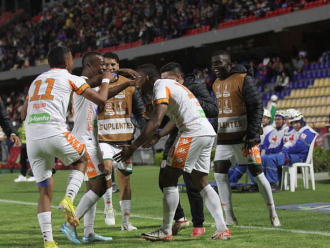 Los jugadores de Envigado celebran el gol del triunfo ante el Deportivo Pasto / Colprensa.