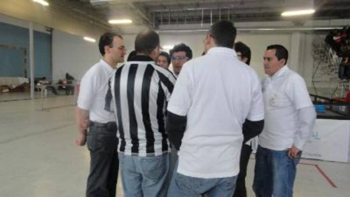 26 febrero. VEX Robotics Competition. Los jurados y los árbitros deliberando.