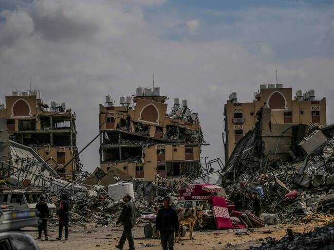 Estragos tras bombardeo israelí en Khan Younis, al sur de la Franja de Gaza. Foto: EFE/EPA/MOHAMMED SABER