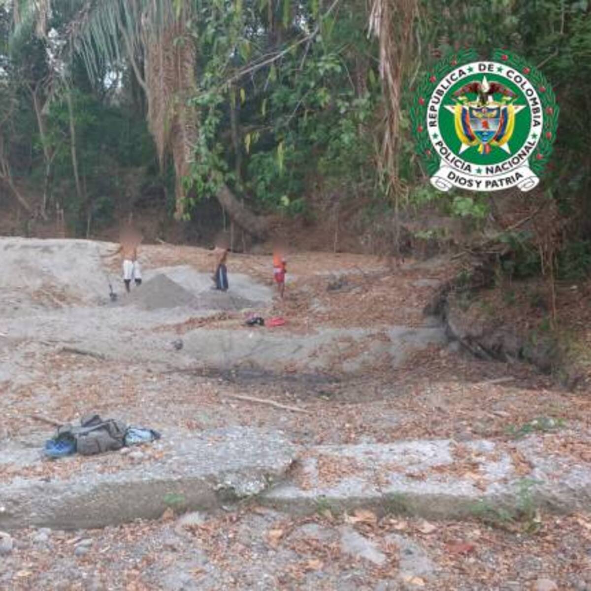 Mineros aprovechan los bajos caudales del Cauca para extraer ilegalmente oro