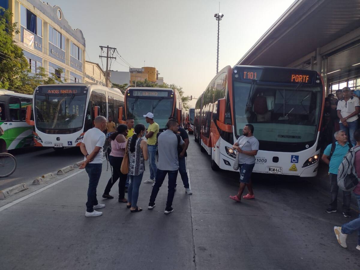 Usuarios de Transcaribe bloquearon Patio Portal y El Gallo por suspensión en recaudo