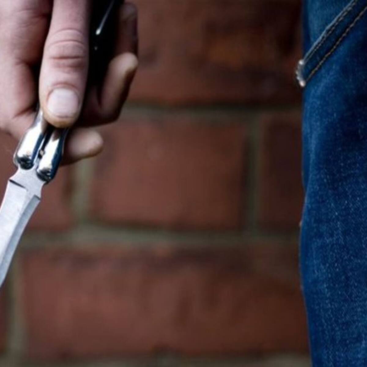 Mató a su hermano delante de su mamá