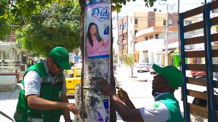 En Barranquilla se efectuaron operativos para limpiar la publicidad de las campañas de Senado y Cámara de Representantes. Foto: Colprensa