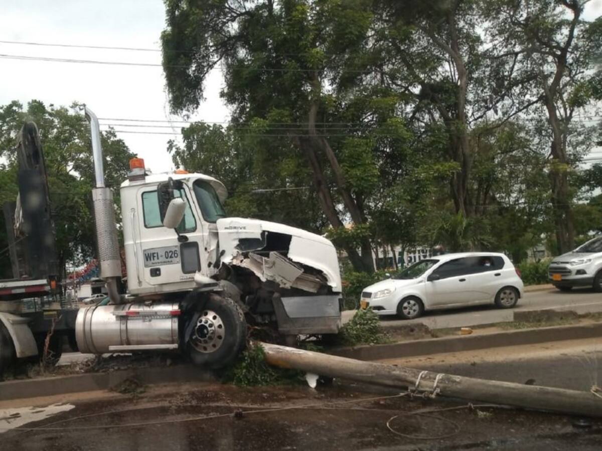 Tractomula impactó contra un poste en Mamonal