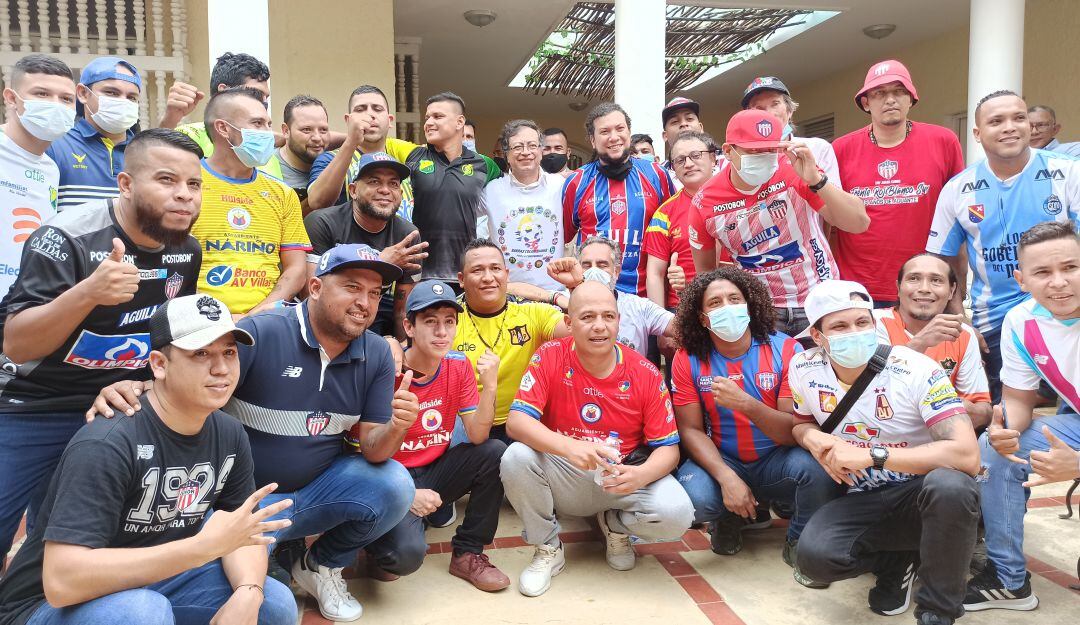 Encuentro de barristas con Gustavo Petro y el senador Armando Benedetti