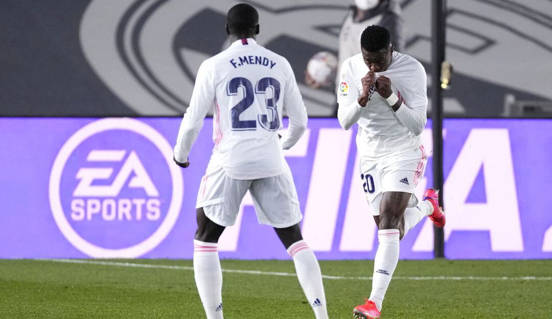 Vinícius Jr. celebra el tanto del empate con su compañero Ferland Mendy
