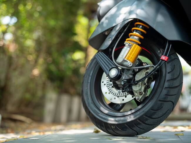 ¿Cómo saber cuándo hay que cambiar las llantas de una moto? | Getty Images