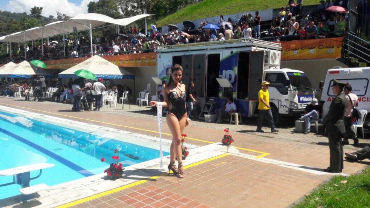 Desfile en traje de baño de las candidatas al Reinado Internacional del Café