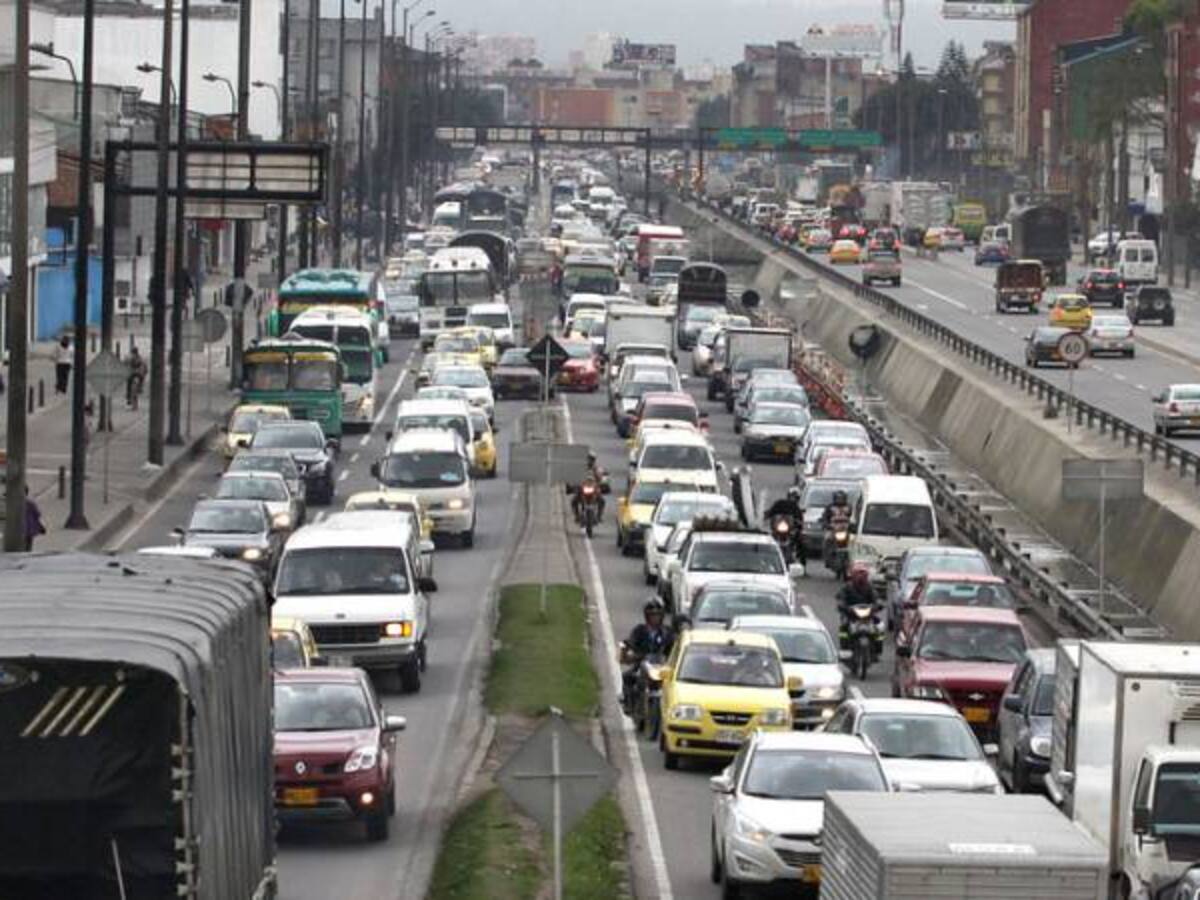 La única solución a los trancones es que la gente use transporte público: Peñalosa