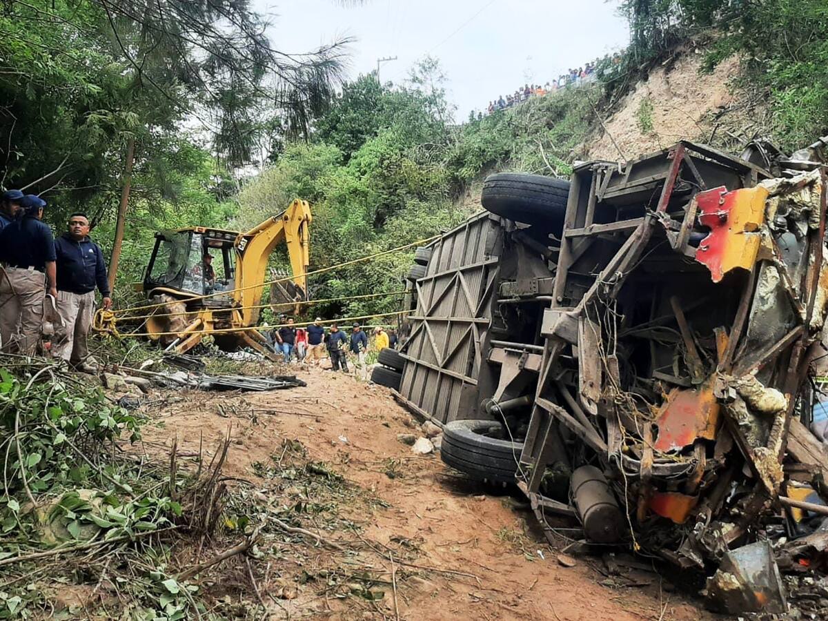 Al menos 27 personas murieron luego de que un bus cayó por un barranco en Oaxaca