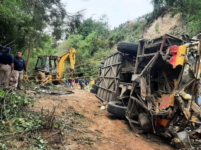 Al menos 27 personas murieron luego de que un bus cayó por un barranco en Oaxaca