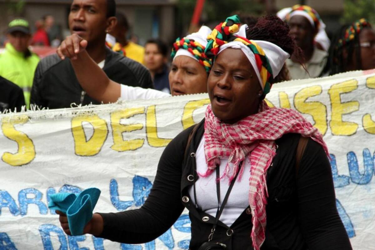 Recorrieron a pie desde el Cauca y llegaron a Bogotá exigiendo que pare la mineria ilegal porque contamina los rios y el habitad de su región.