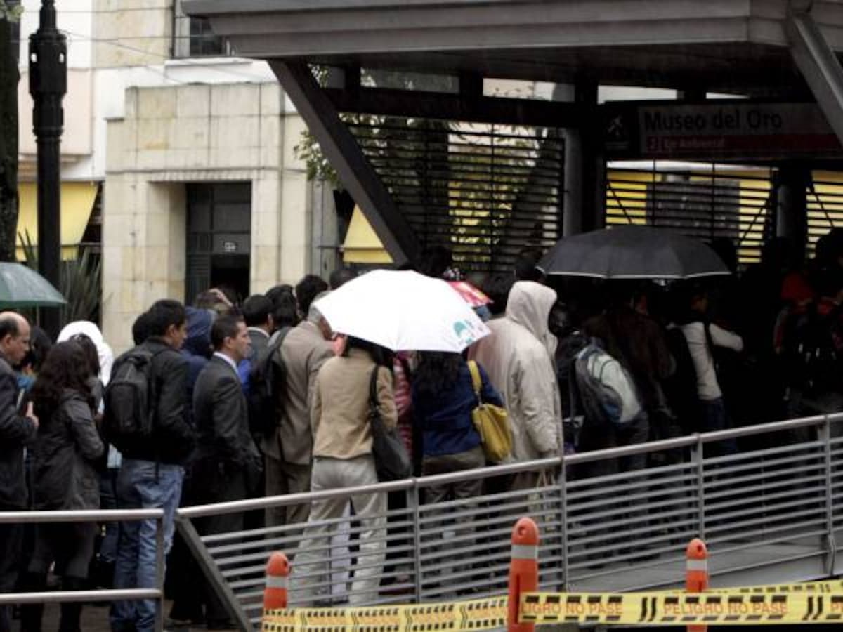 Un policía resultó herido por evitar un colado en Transmilenio