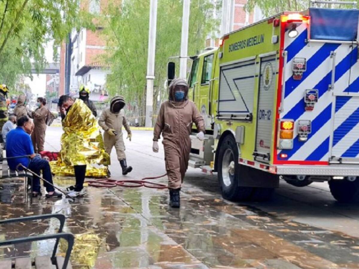 Un grupo de bomberos de Medellín protestó esta mañana en la ciudad