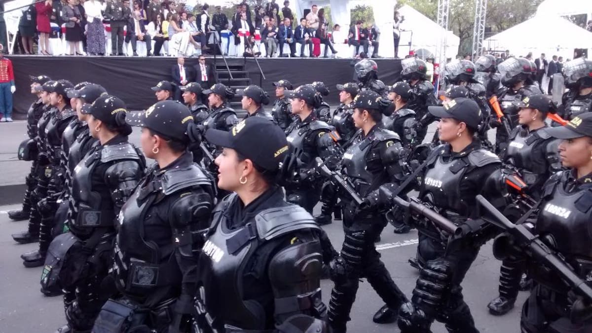 Miles de personas en todo el país se movilizan para observar los desfiles del 20 de julio.
