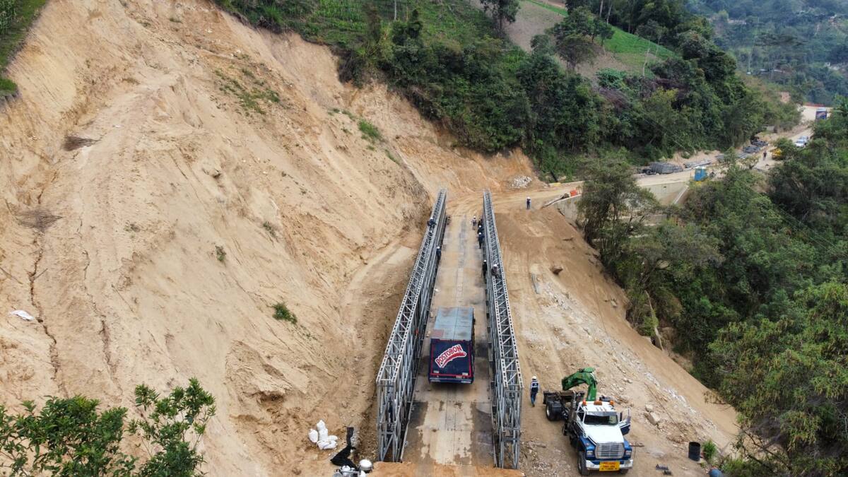 Habilitan paso en el puente metálico de la vía Curos - Málaga