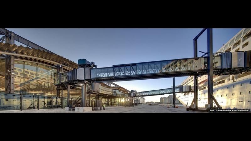 La terminal de cruceros de Sidney, diseñada por Johnson Pilton Walker Architects, es una nueva instalación de cruceros ubicada en el puerto de Sidney. La terminal es importante debido a la rápida expansión que está experimentando la industria de cruceros de ocio en Australia.