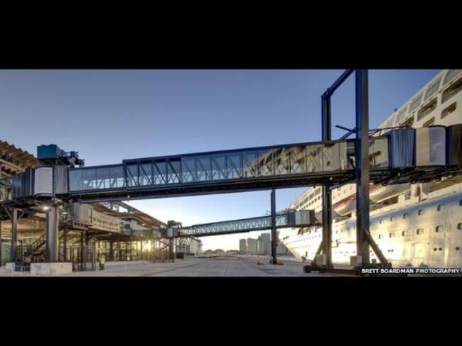 La terminal de cruceros de Sidney, diseñada por Johnson Pilton Walker Architects, es una nueva instalación de cruceros ubicada en el puerto de Sidney. La terminal es importante debido a la rápida expansión que está experimentando la industria de cruceros de ocio en Australia.