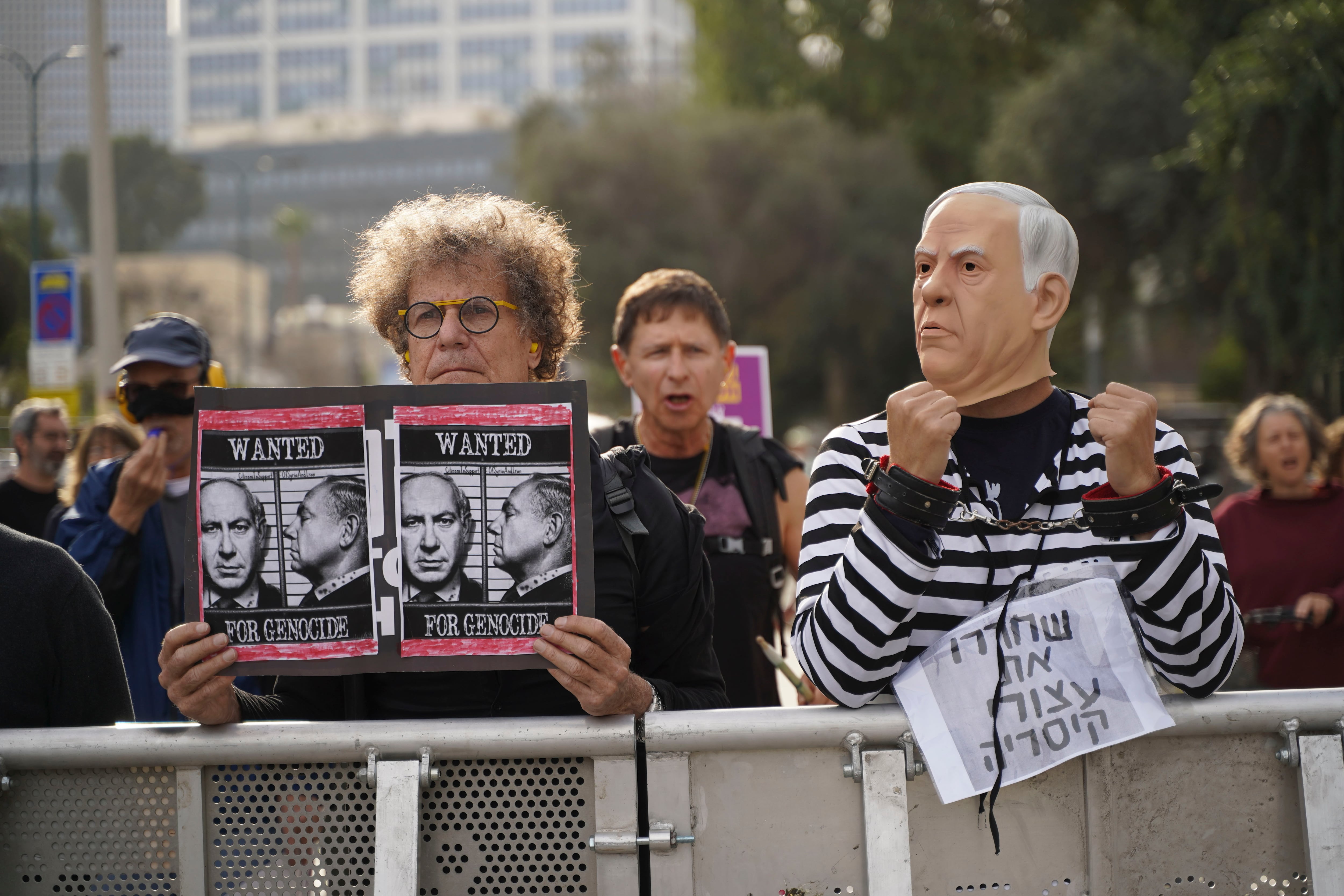 TEL AVIV (ISRAEL), 10/12/2024.- Detractores del primer ministro israelí, Benjamin Netanyahu, se manifiestan este lunes en el exterior del tribunal del distrito de Tel Aviv donde Netanyahu testifica por primera vez en el juicio que se celebra contra él por corrupción. EFE/Alejandro Ernesto