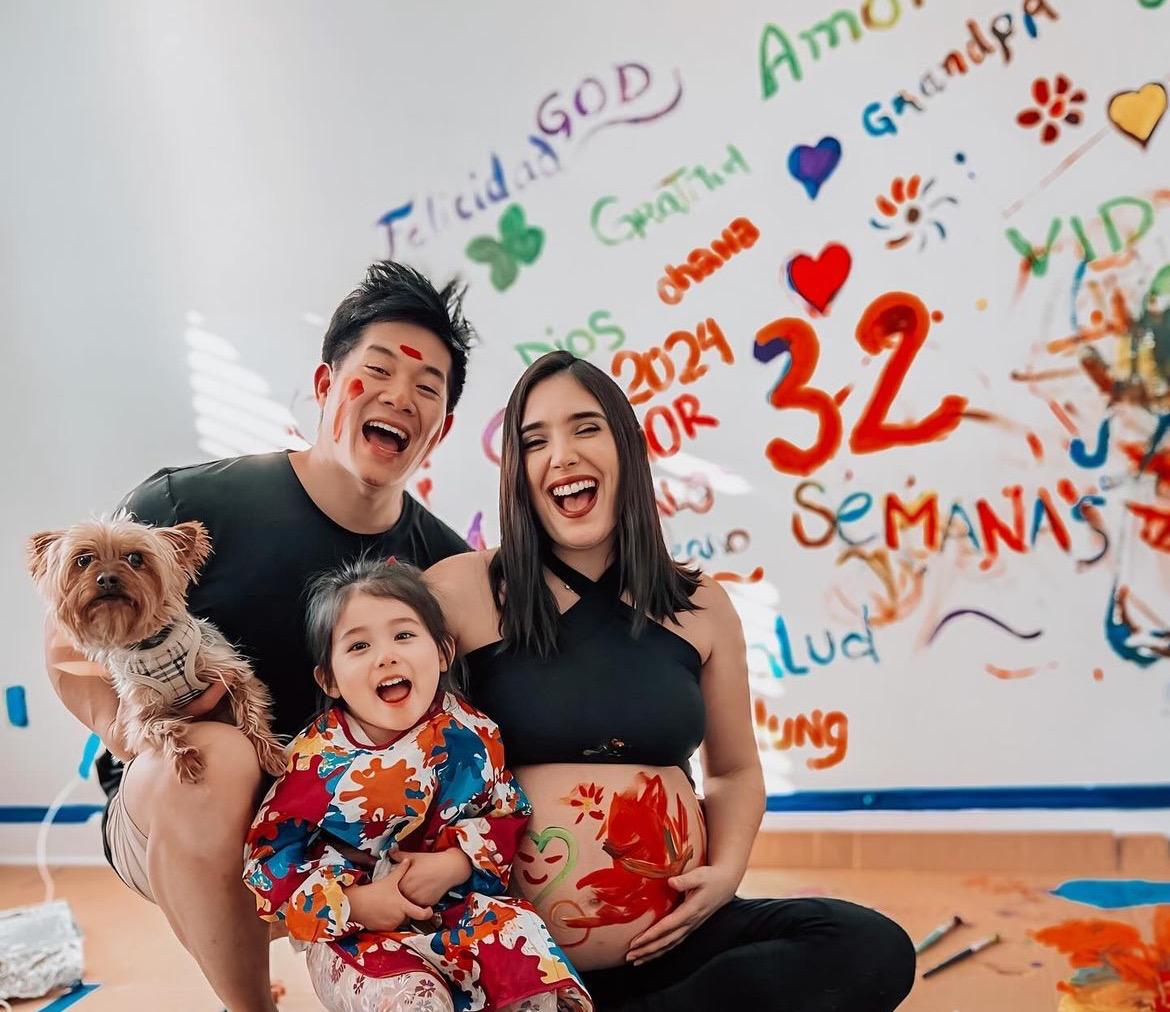 Erik y Andrea, Chino y Latina: Cómo una Familia Multicultural Conquista Facebook con Risas y Tradiciones