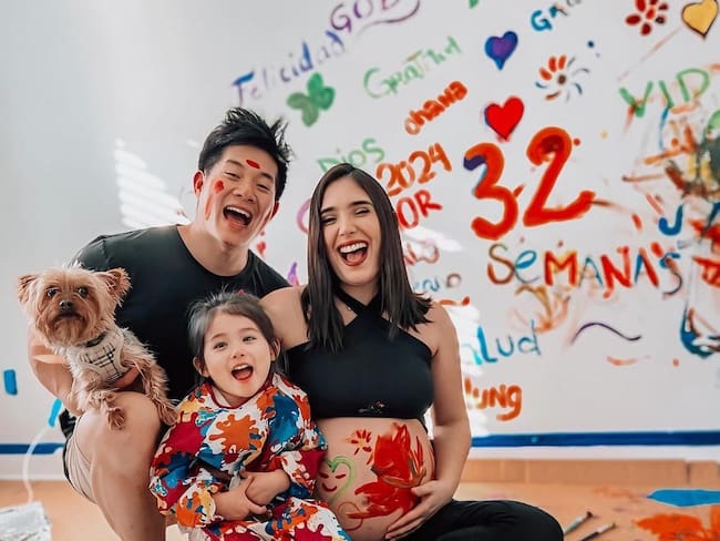 Erik y Andrea, Chino y Latina: Cómo una Familia Multicultural Conquista Facebook con Risas y Tradiciones