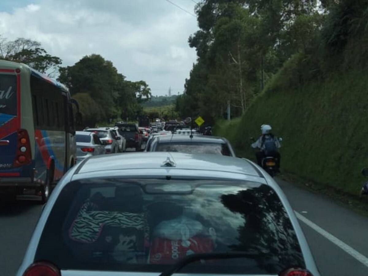 Monumental trancón al ingreso del municipio de Salento, Quindío