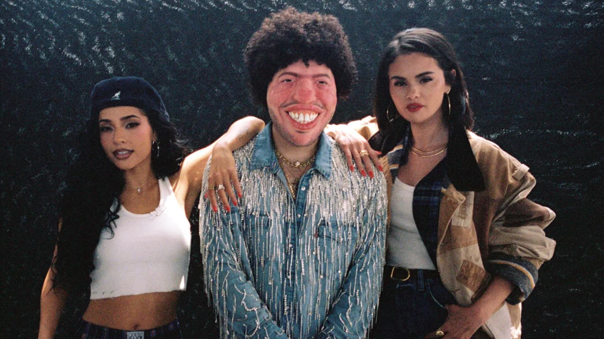 Becky G, Benny Blanco, Selena Gómez para 'Te Olvido (La La)' video.