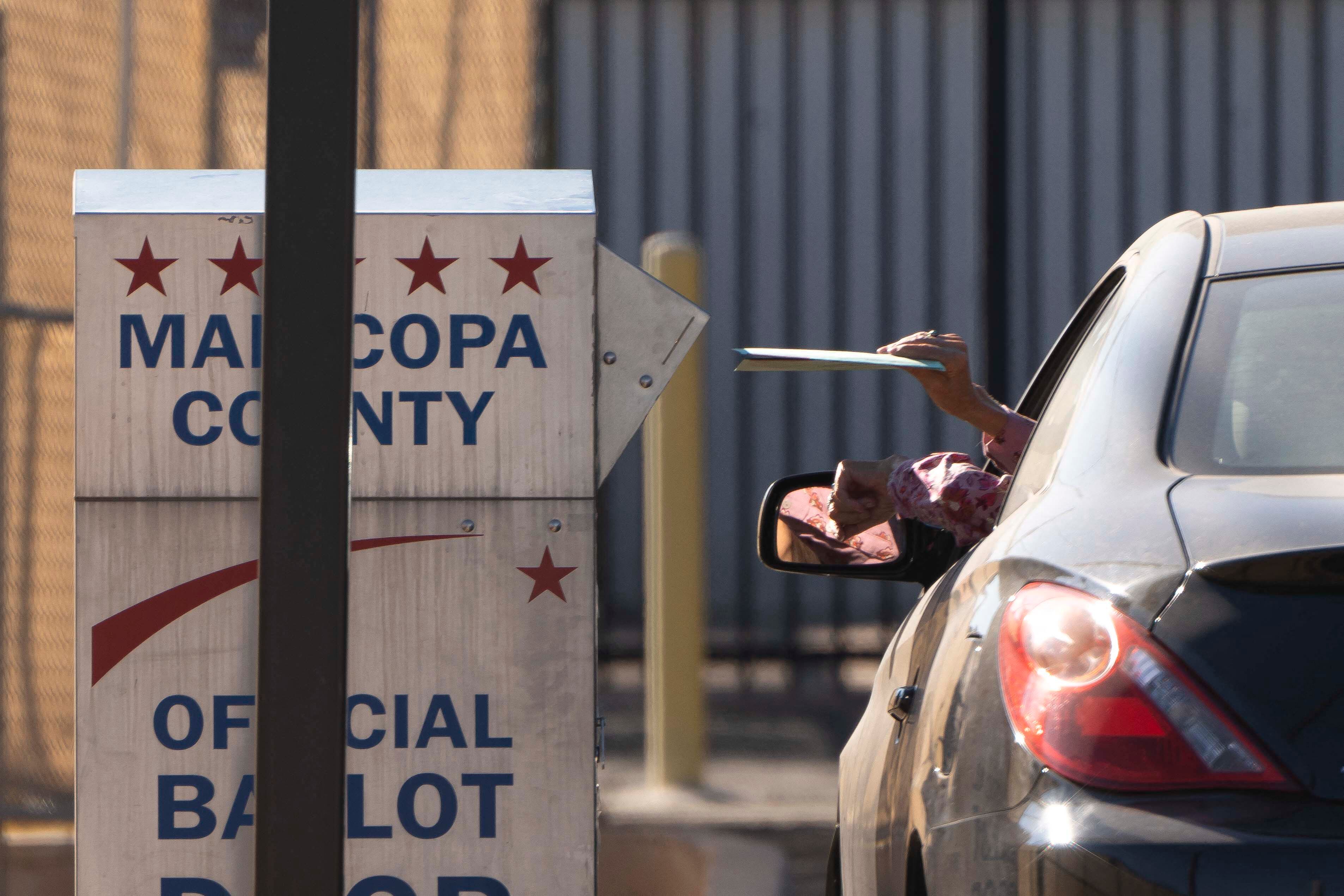 Autoridades de Arizona investigan incendio a un buzón de servicios de postal, al igual que ataques a sedes de campaña de Kamala Harris. (Foto: Getty)