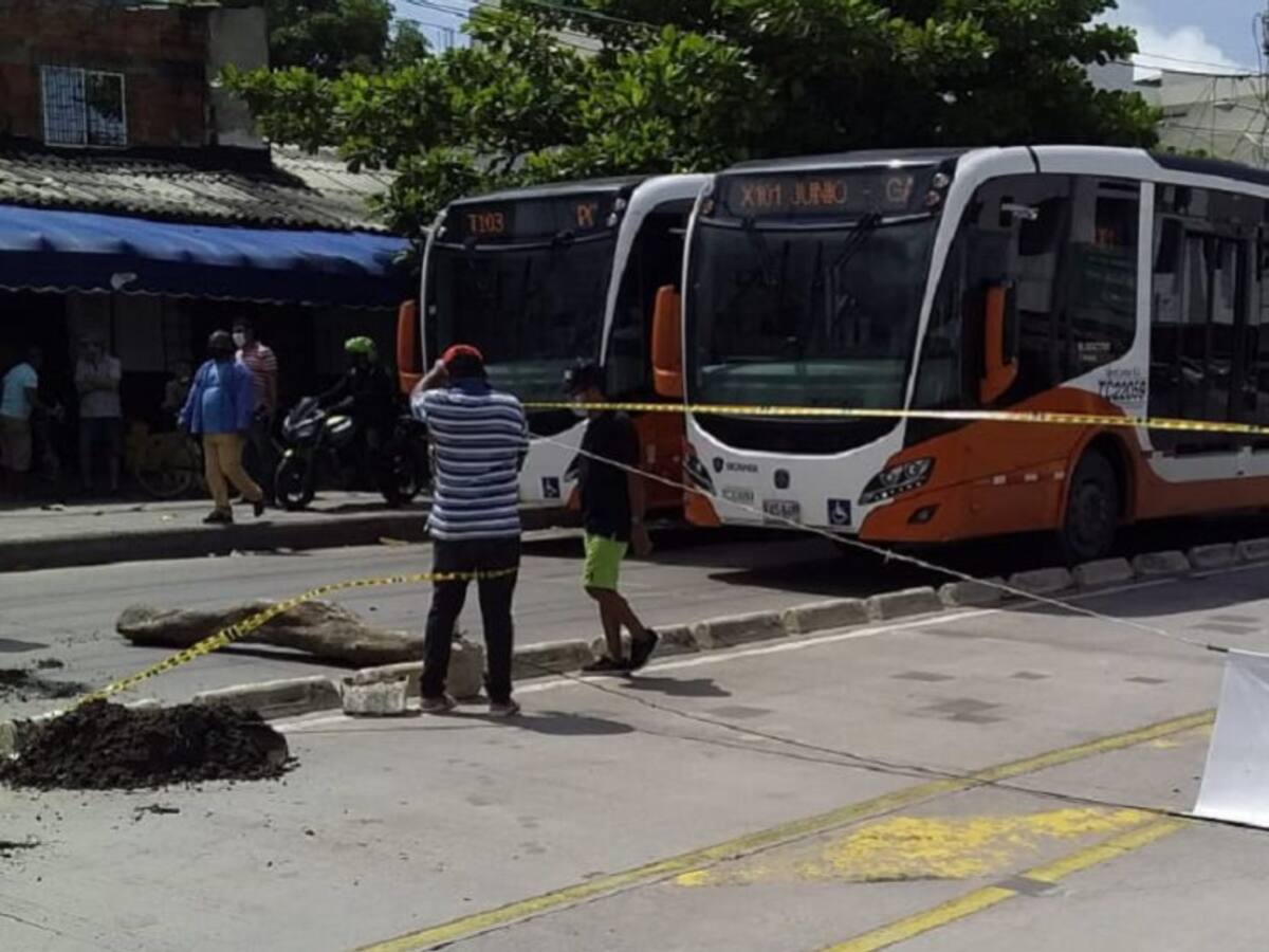 Habitantes del barrio España bloquean carril de Transcaribe en Cartagena