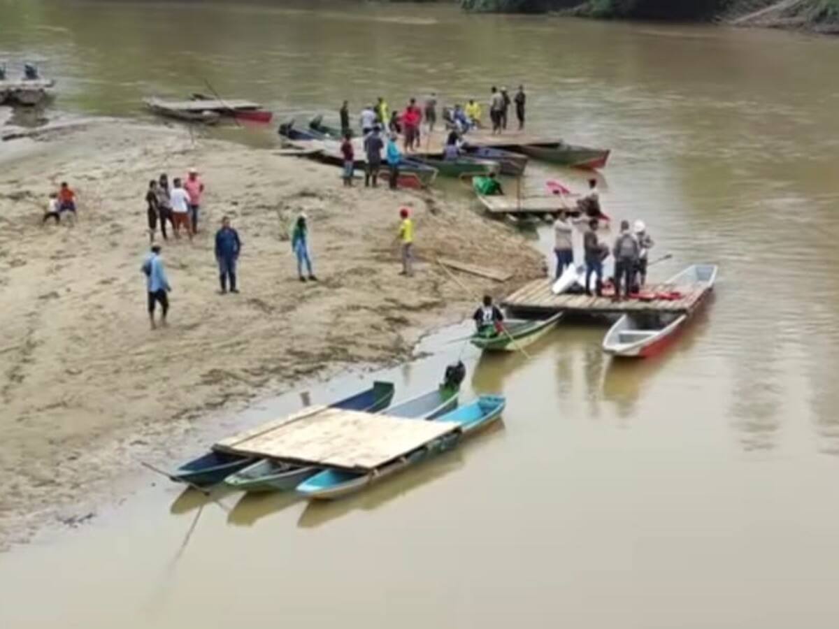 Tibuyanos realizan trasbordo en canoas por adecuaciones de puente río nuevo