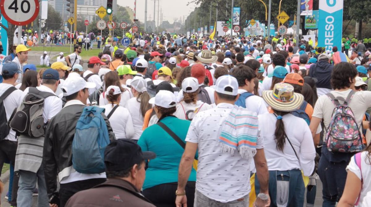 Feligreses llegan al parque Simón Bolívar para presenciar la misa del Santo Padre