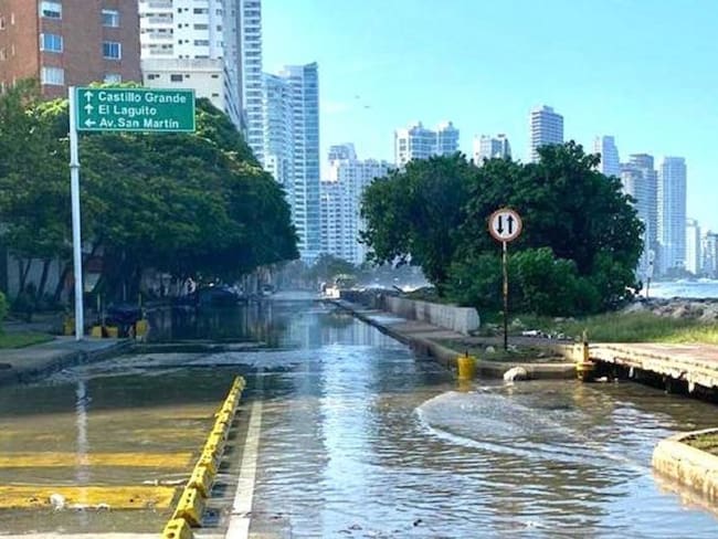 Vías del sector turístico de Cartagena afectadas por mar de leva