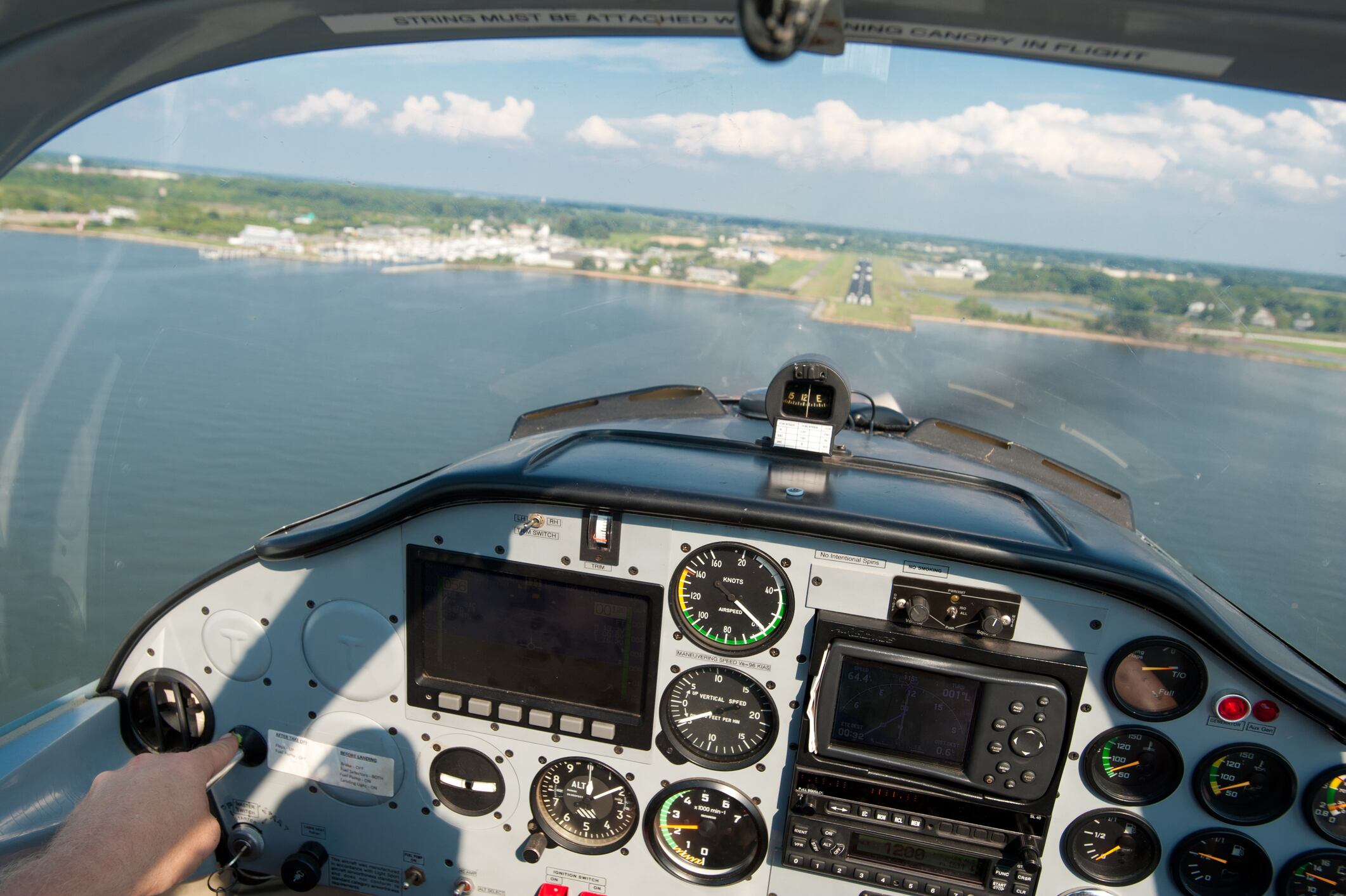Controlador aéreo salvó la vida de un pasajero sin experiencia que intentaba aterrizar un avión. Foto: Getty Images