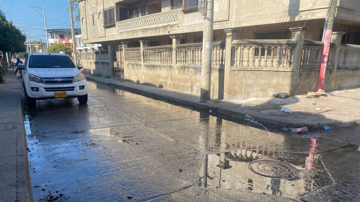 Habitantes del barrio Altos de San Isidro denuncian vertimiento de agua en sus calles