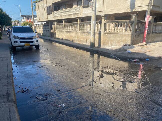 Habitantes del barrio Altos de San Isidro denuncian vertimiento de agua en sus calles