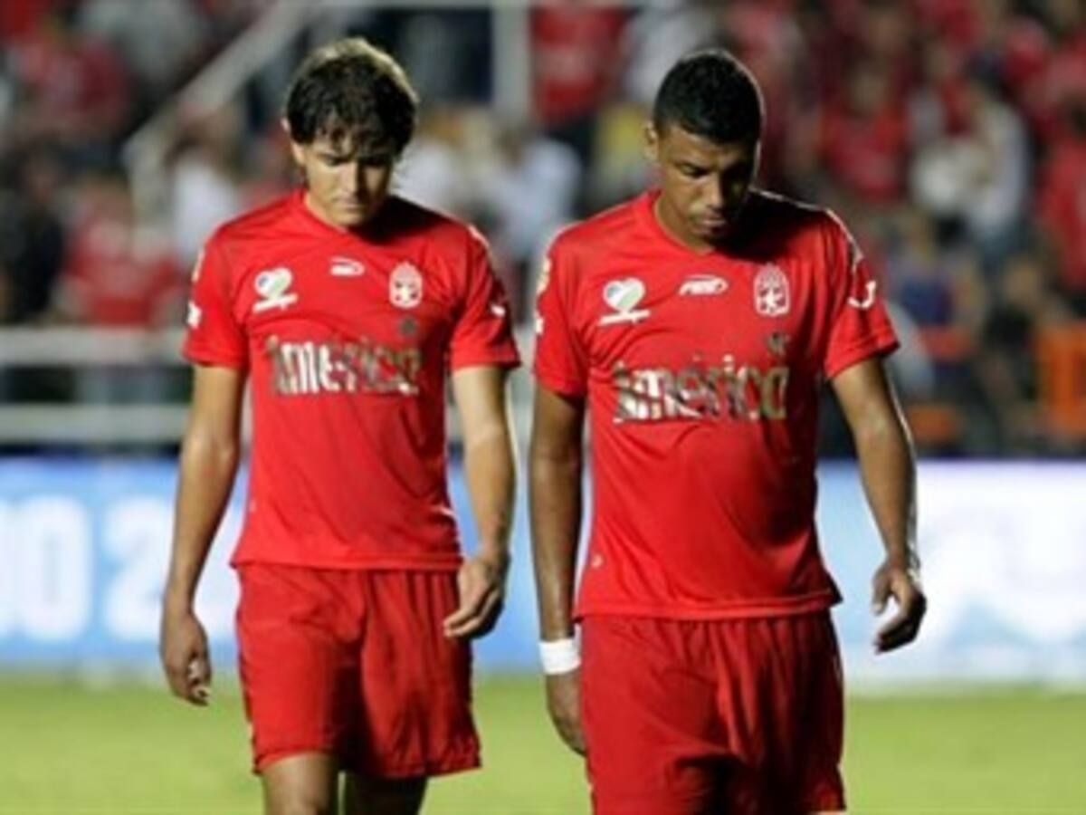 Heridos y destrozos causaron hinchas del América tras el descenso a la B