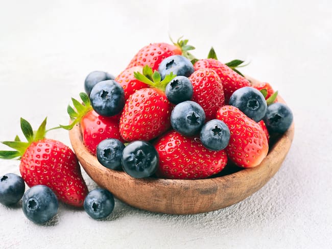 Plato lleno de fresas y arándanos (Foto vía GettyImages)