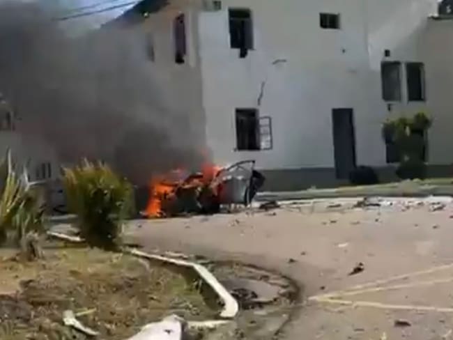 Autoridades detonaron controladamente una volqueta abandonada cerca del Batallón de Tunja . Foto: W Radio