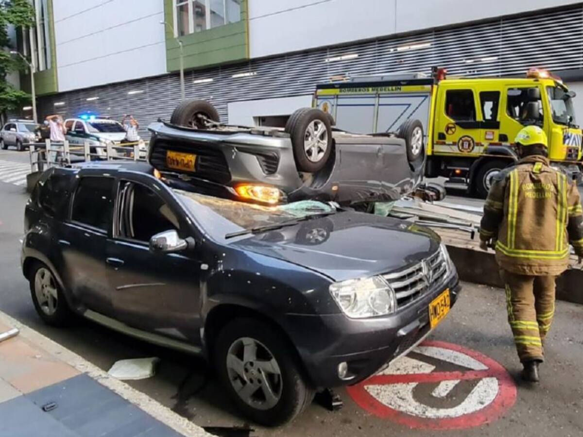 Carro cayó desde parqueadero ubicado en un tercer piso en Medellín