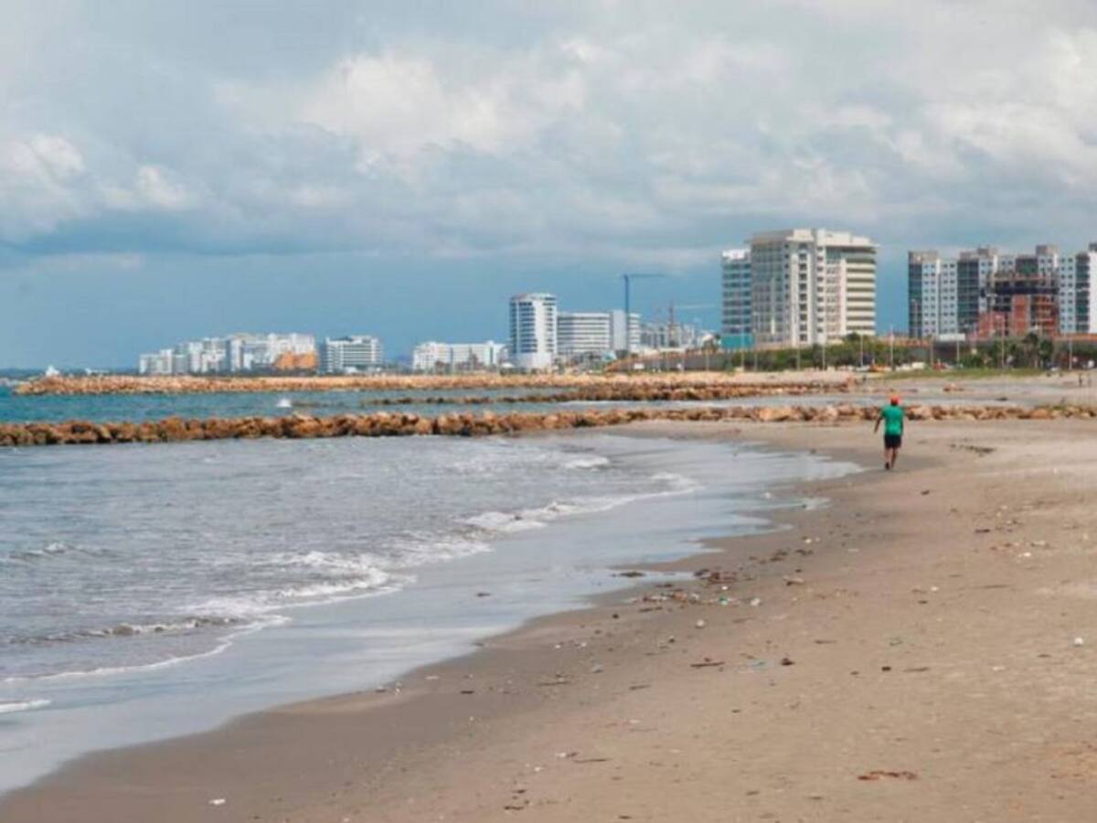 Tres jóvenes rescatados y un desaparecido en las playas de Cartagena