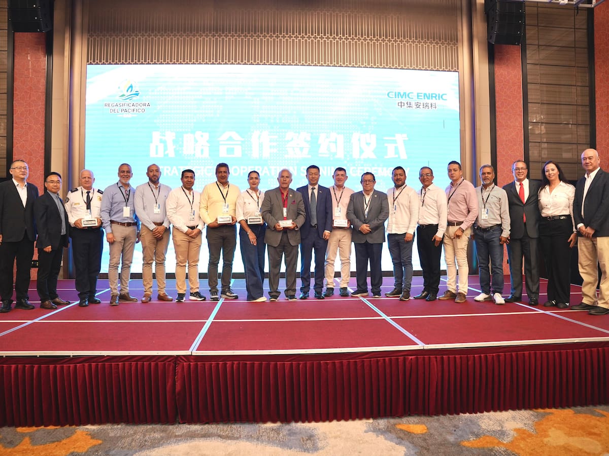 Firmado en China el contrato para la Regasificadora del Pacífico